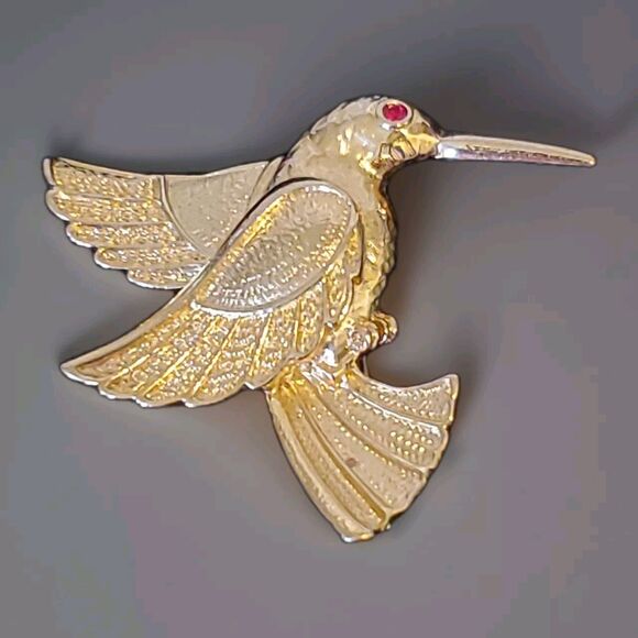 Vintage Hummingbird Brooch Gold Tone Rhinestone Eye Flying Brushed Textured Pin - Picture 2 of 8
